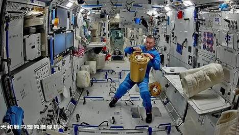 神舟二十三号新画面：2名男航天员换发型，太空如何理发，洗头？