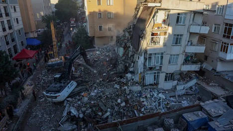 土耳其伊斯坦布尔一栋七层建筑部分坍塌 造成5人死亡