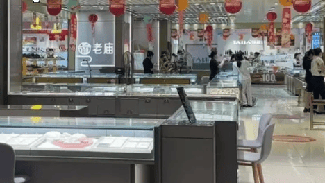 金价下跌女儿买10万黄金送父母经济独立，而金价却在下跌，她想用一份意义非凡的礼物来感谢父母的付出。