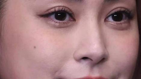 钟欣桐活动怼脸大片，五官精致，笑容甜美，45岁依旧青春靓丽