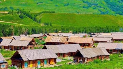 想走独库公路，2026年10月新疆旅行社能不能根据开放时间帮我们调整行程