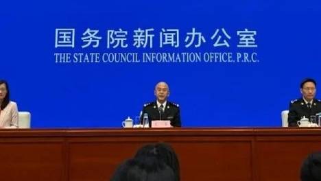 成都暴雨致家里插座出水成瀑布