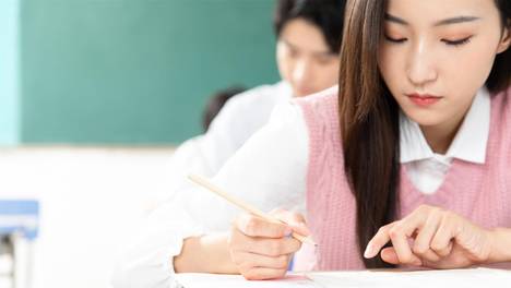 女人身体上喜欢一个男人，会有这个本能动作