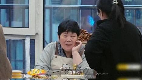 看完房主任母女相处的细节，我终于明白为什么全网都在心疼她女儿