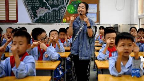 《人民日报》报道：教育部全力推动教师减负工作落地见效、走深走实