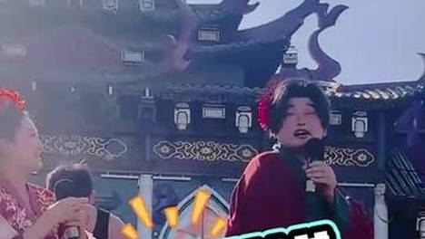 大衣哥COS王婆吊威亚玩天女散花，被调侃像在撒化肥
