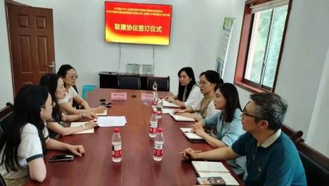 杨家坪街道天宝路社区开展党建共建签约活动