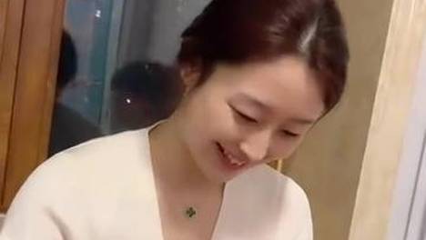 穿白开衫的姐姐好温柔，这抹绿四叶草项链太吸睛啦！