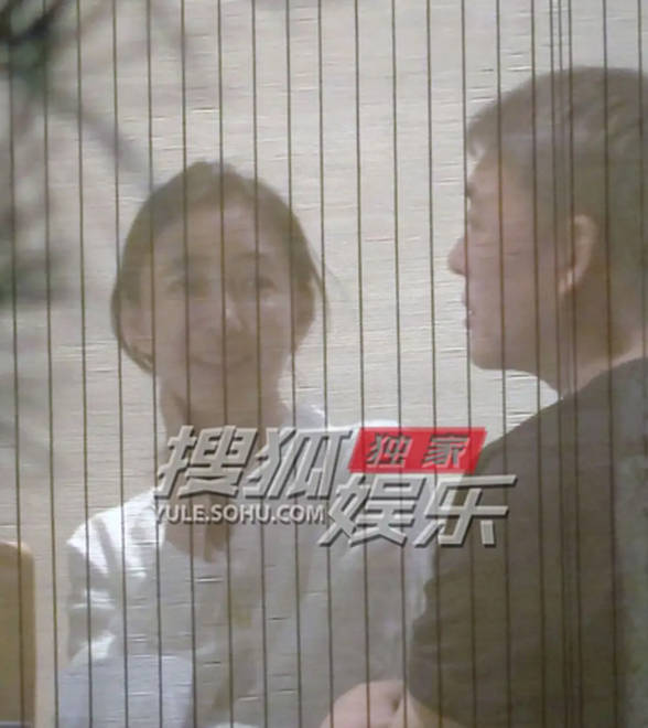 王丽坤与男性友人聚餐，清爽素颜尽显恬静美