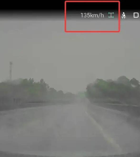 雨天飙到130km/h！司机还“逞能”问副驾“慌不慌”，话音未落……