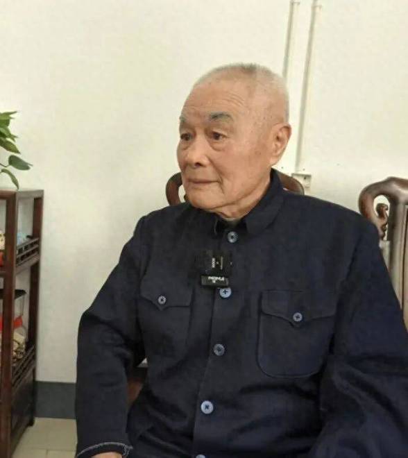 一件衣服穿36年 98岁"抠门"老人怎么捐出6000万