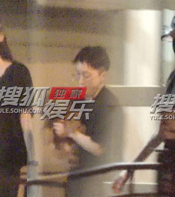 古力娜扎会友吃日料,带着爱宠同行一路步伐轻巧