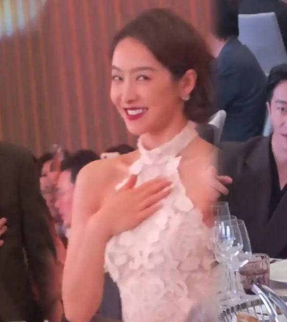 宋茜黄轩一起出席活动，男帅女美同框太养眼
