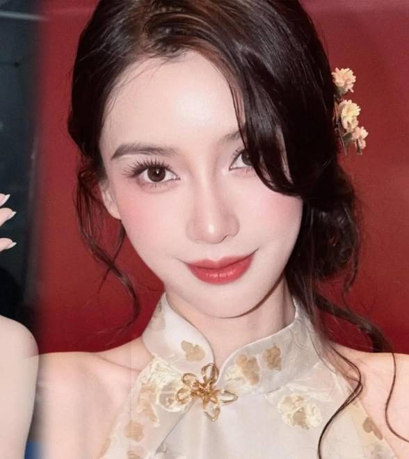杨颖浅金色挂脖旗袍雅致动，眉眼明亮甜俏大方