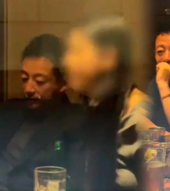 汪小菲与酷似大S美女聚餐，女方贴心为他夹烤肉