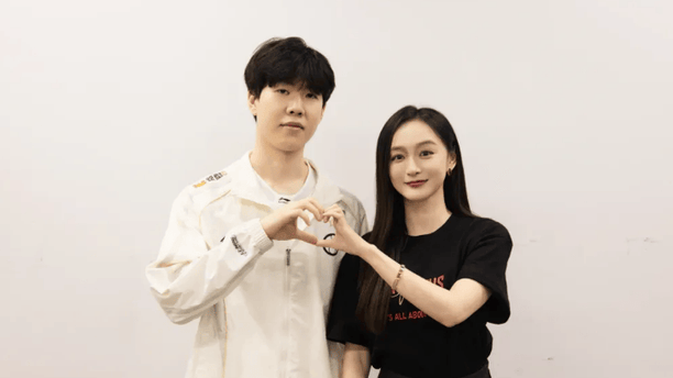 知名演员到现场看IG比赛，手拿Theshy应援牌，赛后两人比心合影