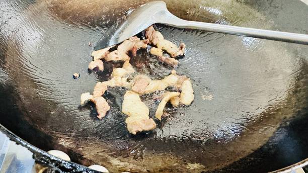 有菜有汤，都是现烧的，难怪孩子不在食堂吃