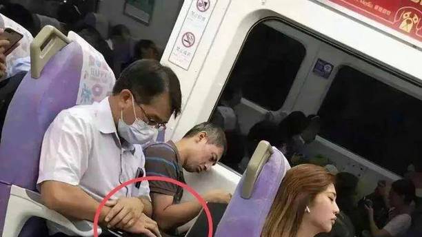 姑娘，你这睡着看着有点太尴尬了，大哥这么好的机会你还能安心工作？！