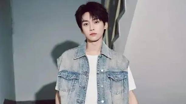 梓渝牛仔休闲造型专访：牛仔套装出镜，以纯粹少年感诉说音乐初心