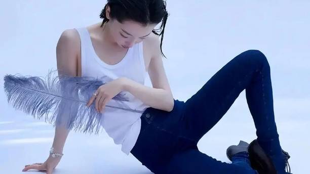 周冬雨第四次上 ELLE 金九，造型师终于不让她 "仙" 了