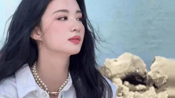 王楚然蕾丝吊带裙“杀疯了”! 3套不同风格的穿搭又美又媚，赢麻了