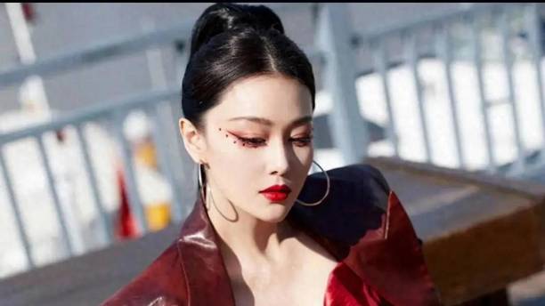 张馨予晒最新秋日美照，上演极致的成熟御姐性感