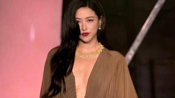 朱珠亮相VOGUE盛典，展现内娱红毯迷人的高级感，网友：成熟味道