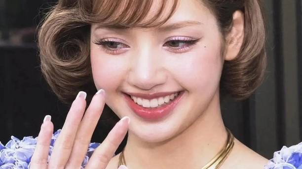 Lisa“复古短发”有梦露感觉！紫裙搭配复古发型，红毯耀眼如紫罗兰