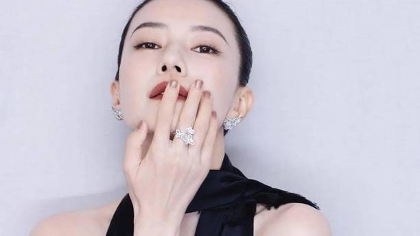 被高圆圆的“大光明”发型惊艳！黑色流苏裙搭黑色丝袜，优雅如黑天鹅