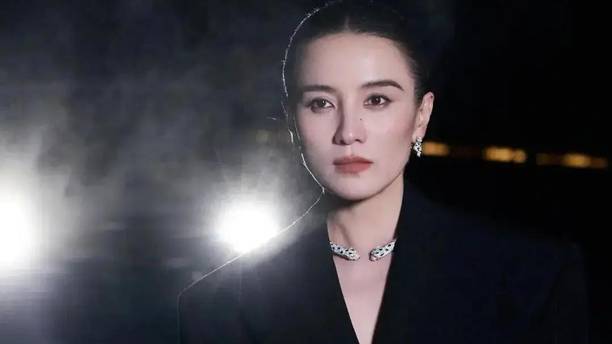 宋佳的“西装杀”有多绝？白天是高冷女总裁，夜晚是暗黑女王