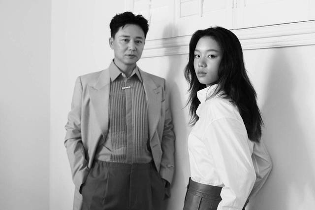 刘奕君携女儿拍大片,穿亲子装霸气出街