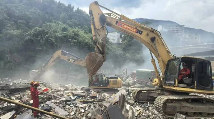重庆受灾居民回忆惊险过程：几分钟后楼房被埋