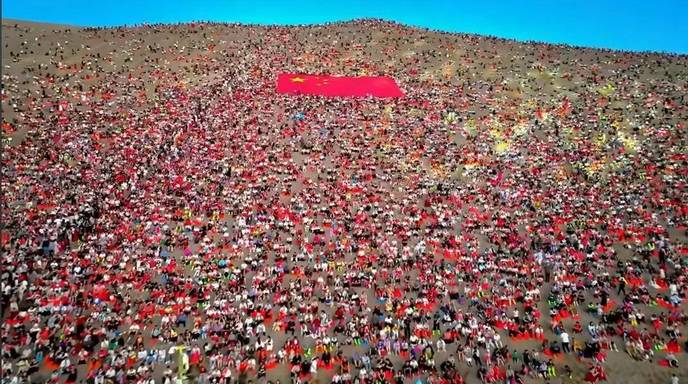 敦煌鸣沙山游客坐满整座山 网友：以为拼豆撒了