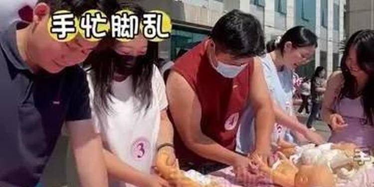 准爸爸集体上课！换尿不湿、呛奶急救 手忙脚乱引爆笑