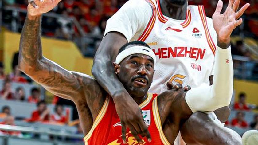 CBA半决赛-浙江广厦2-0深圳 双方对抗激烈