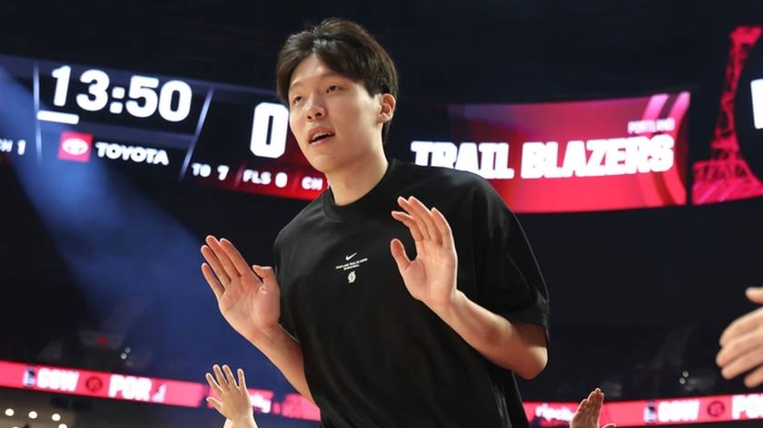NBA季前赛-开拓者胜勇士 杨瀚森6分3助攻