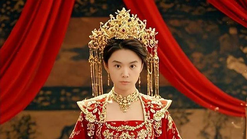 “男扮女装”的CEO，刷屏了