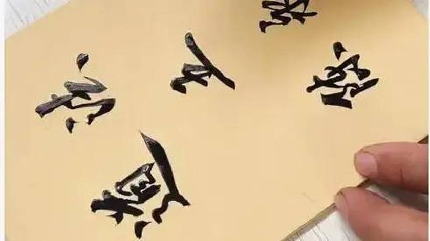 乡村教师15年坚持用毛笔给学生写书皮：今年写了300多本