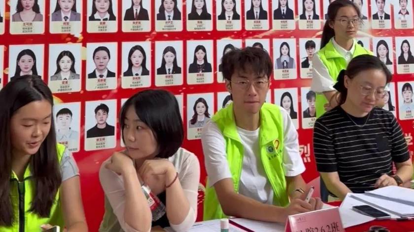江汉大学开学季设“光荣榜”，新生直言“很激励”