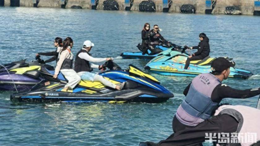 “水上F1”驰骋最美海岸！青岛上演摩托艇海上展演，尽显时尚体育活力