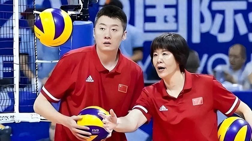 45岁前男排国手：扎根国内执教，培养儿子练排球，妻子背景不简单