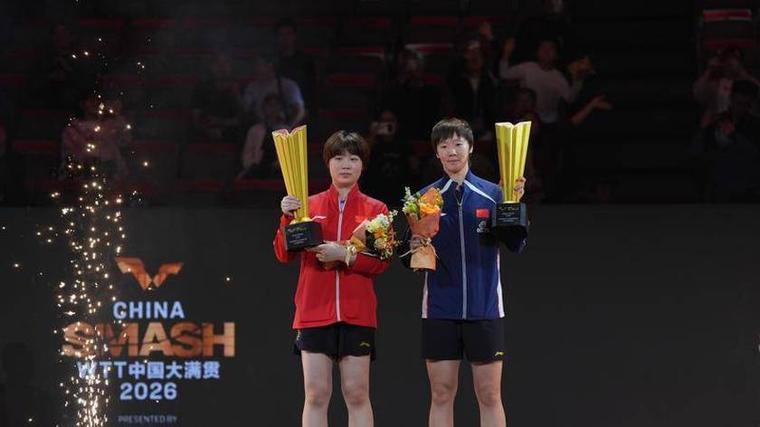 中国大满贯-王曼昱/蒯曼3-1女双问鼎 开心合影奖杯