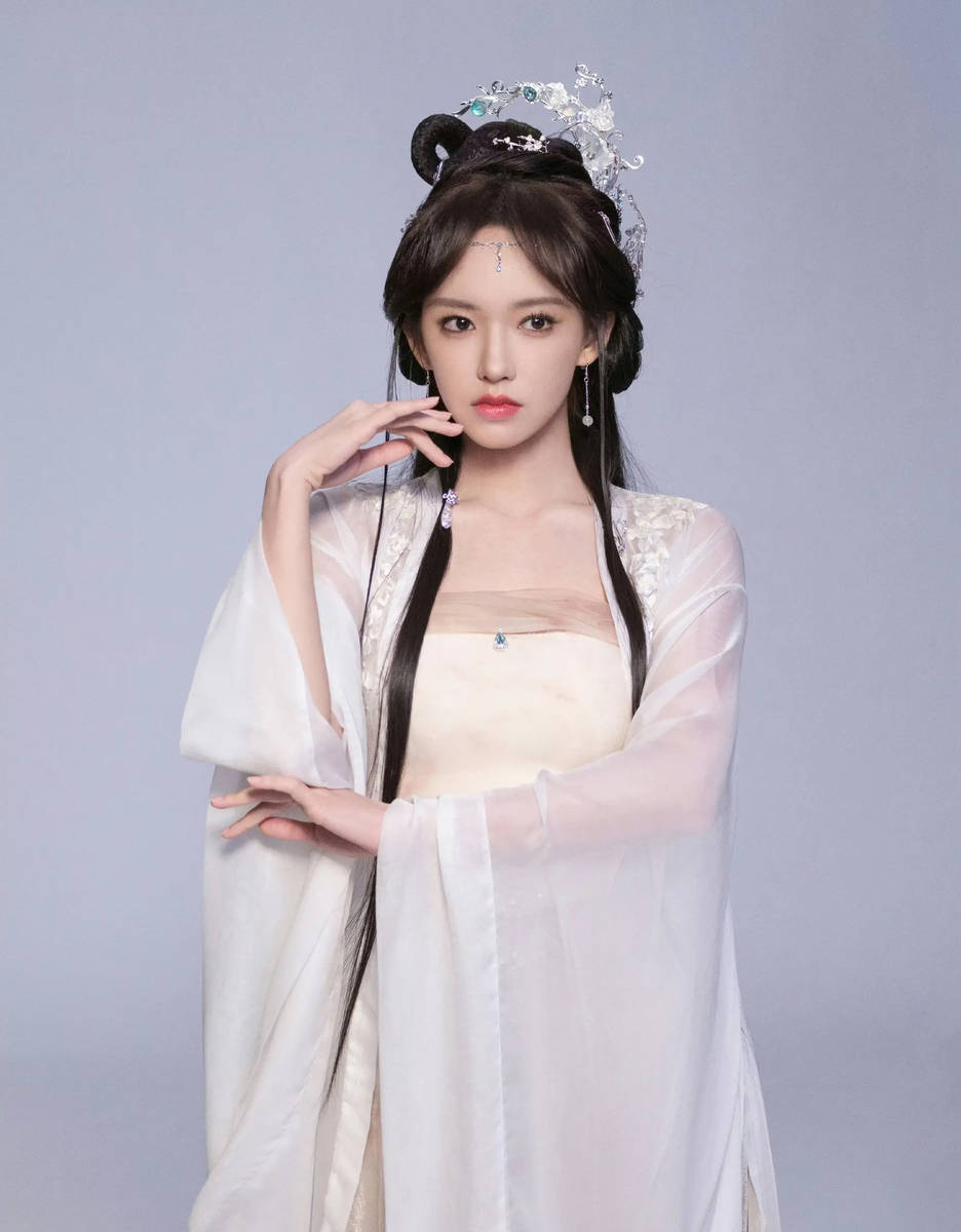 程潇轻纱曼舞如月下仙女 头戴簪花仙姿玉色好飘逸