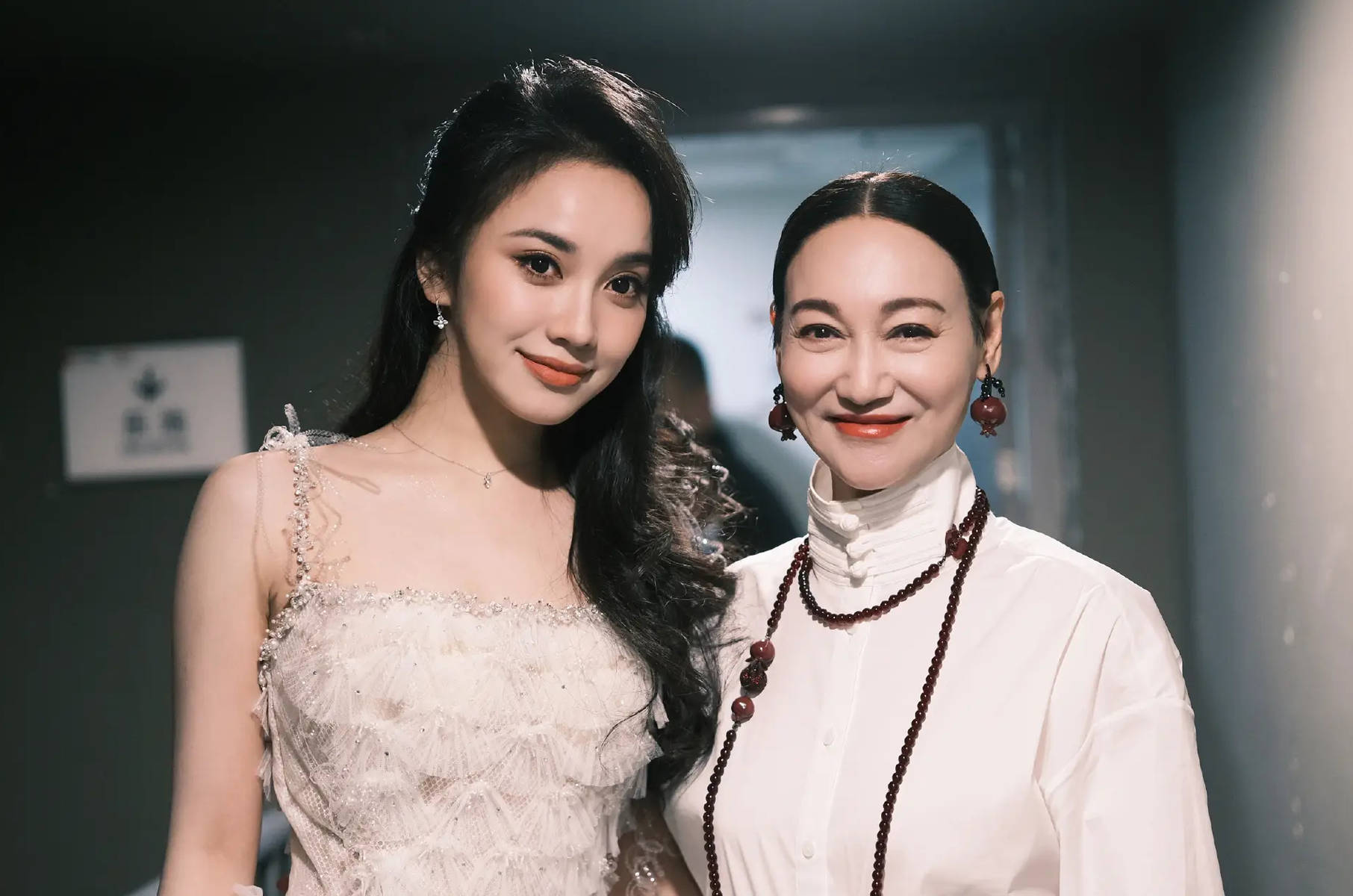“谋女郎”林博洋晒plog告别11月 与惠英红合影美貌养眼