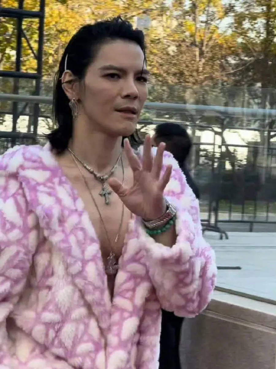 向佐最新造型曝光!敷着面膜戴口罩墨镜被指“好抽象”