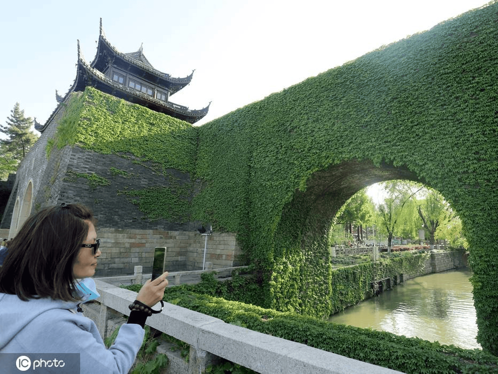 江苏苏州:阊门城墙绿意浓