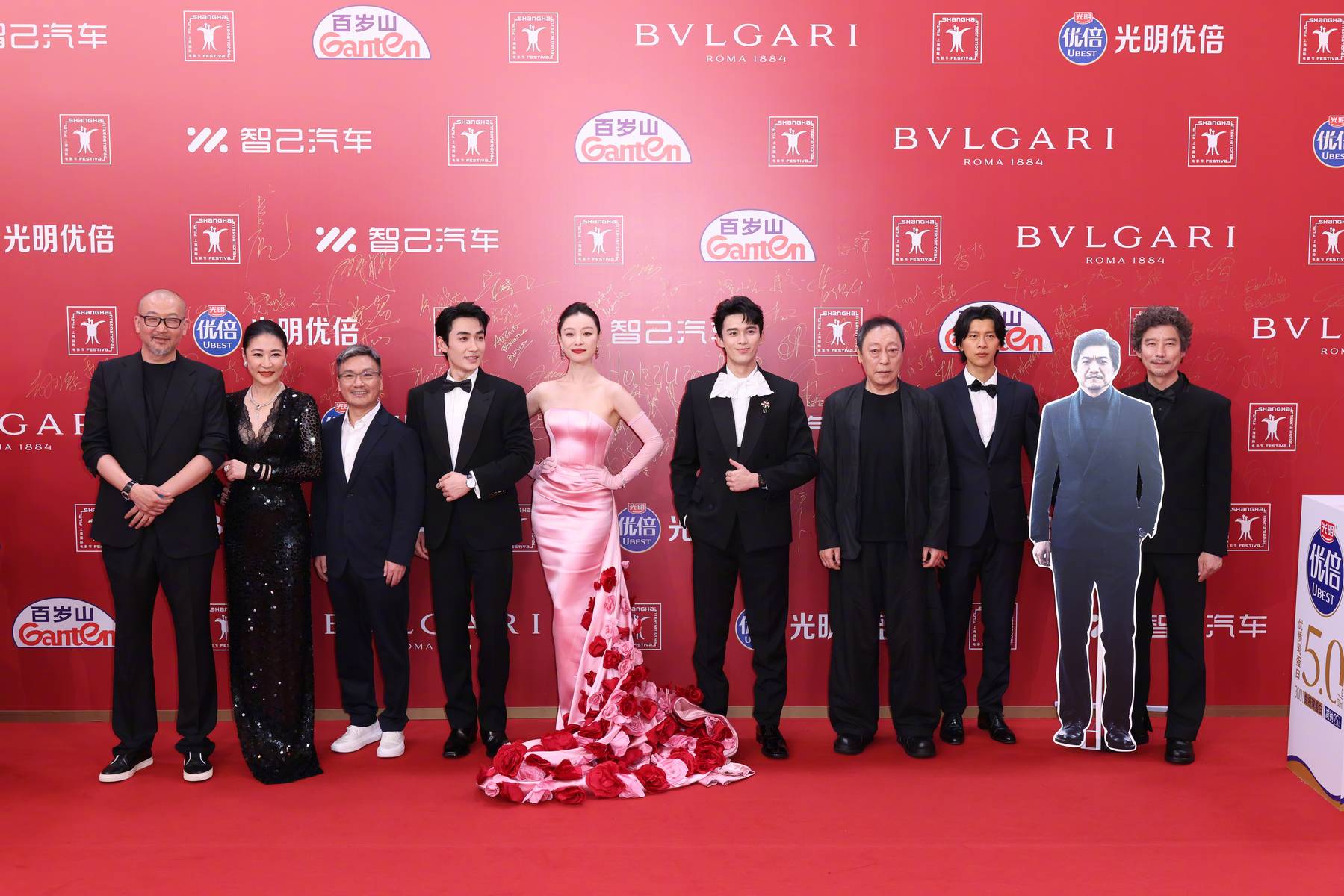 男帅女美!《东极岛》剧组亮相上影节开幕红毯 主演朱一龙吴磊倪妮同框