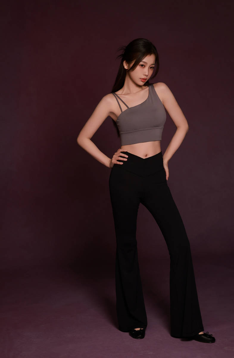 虞书欣身穿瑜伽服身材曲线优美 运动风氧气少女感十足