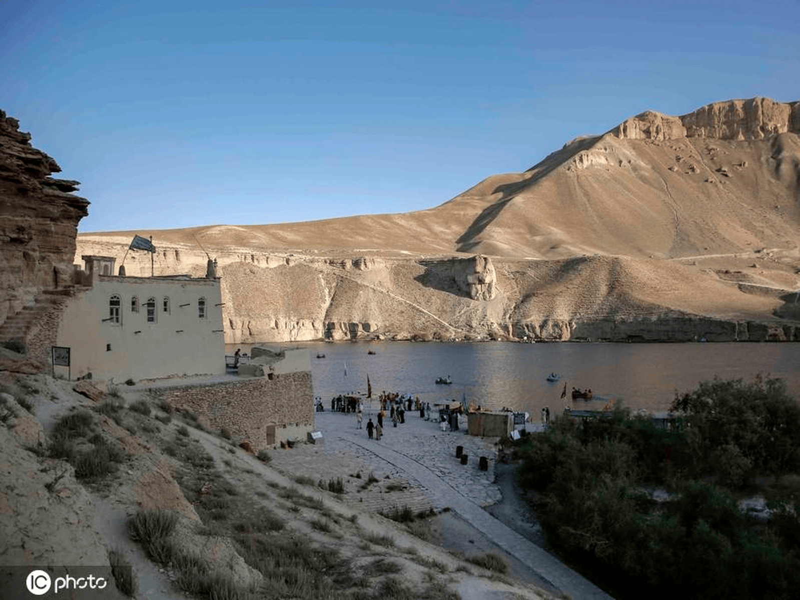 阿富汗班达米尔国家公园景色独特 游客打卡美丽湖泊群