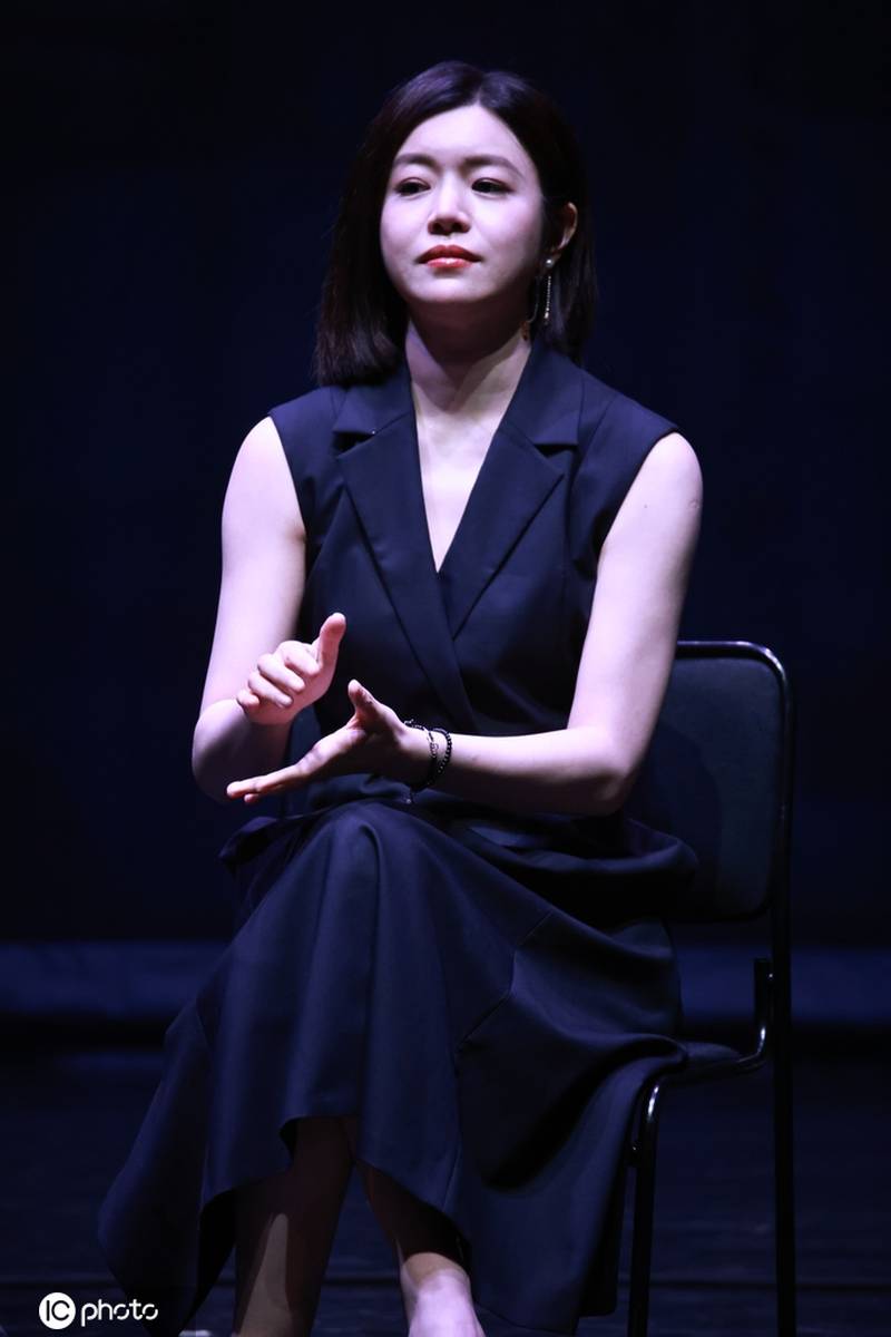 陈妍希亮相话剧《镜花水月》发布会 黑色连衣裙成熟优雅
